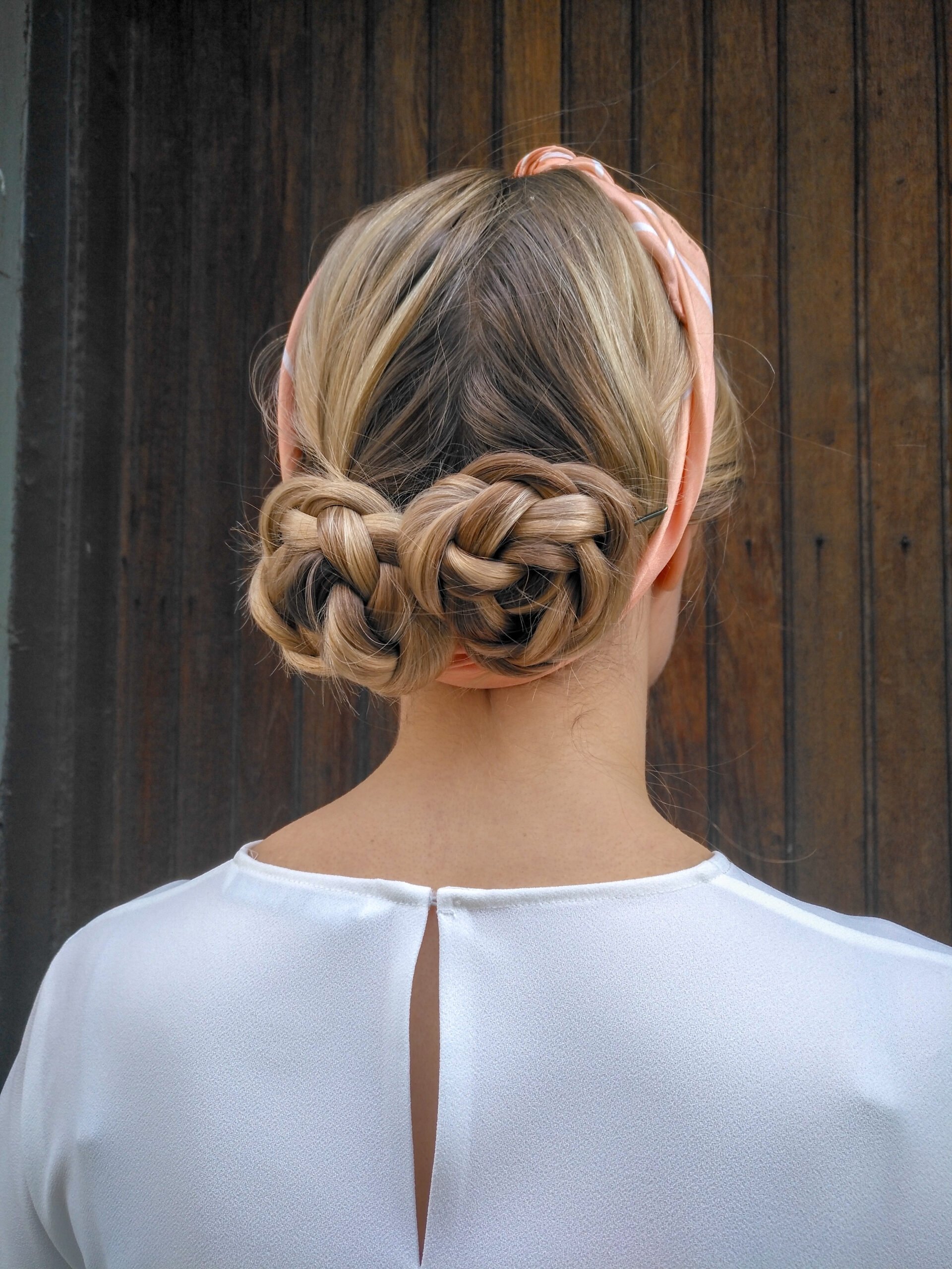 7 Claw Clip Hairstyles That Are Both Easy And Stylish