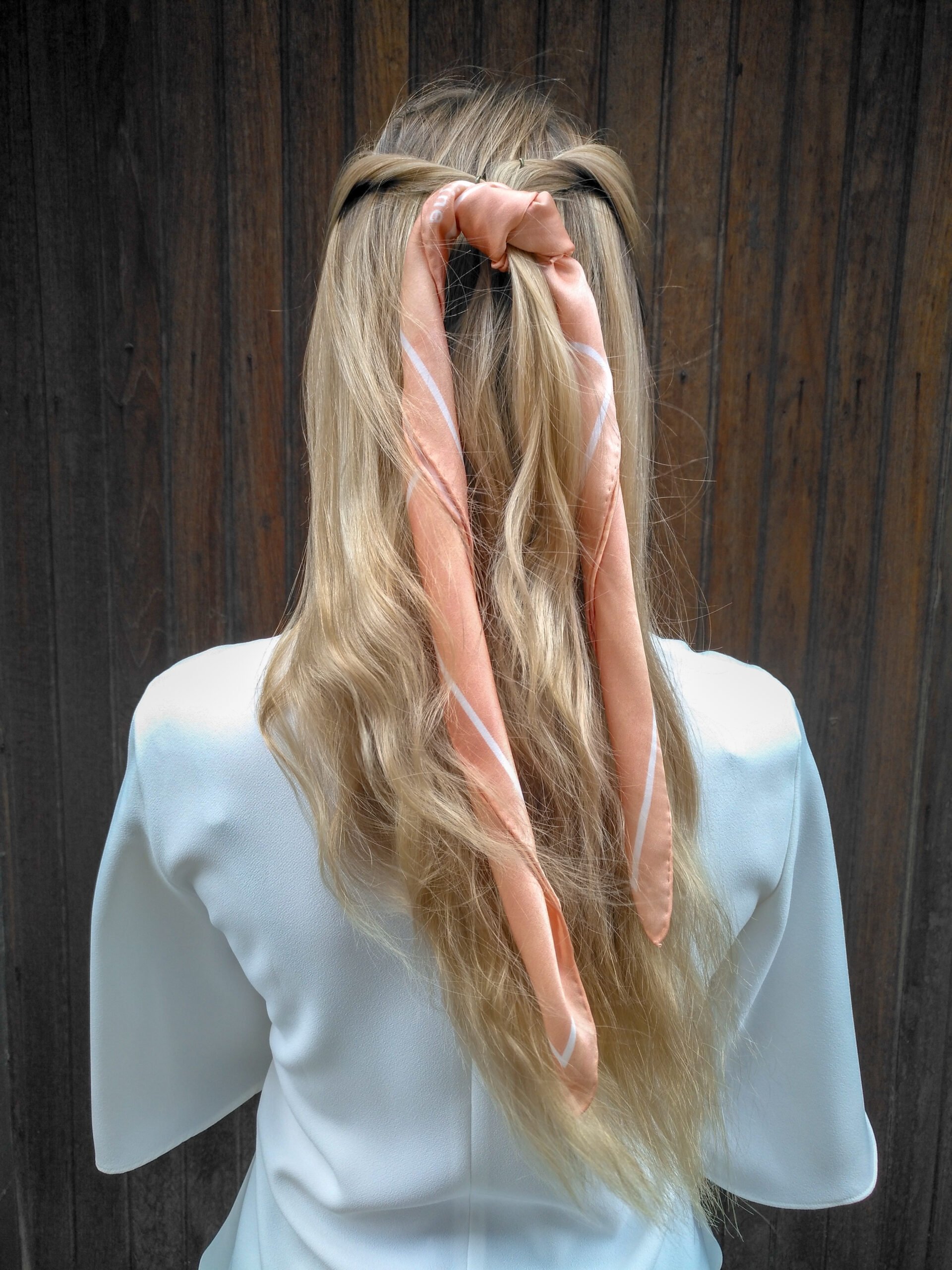 Easy hair styling ideas with a small silk scarf - Studio Heijne