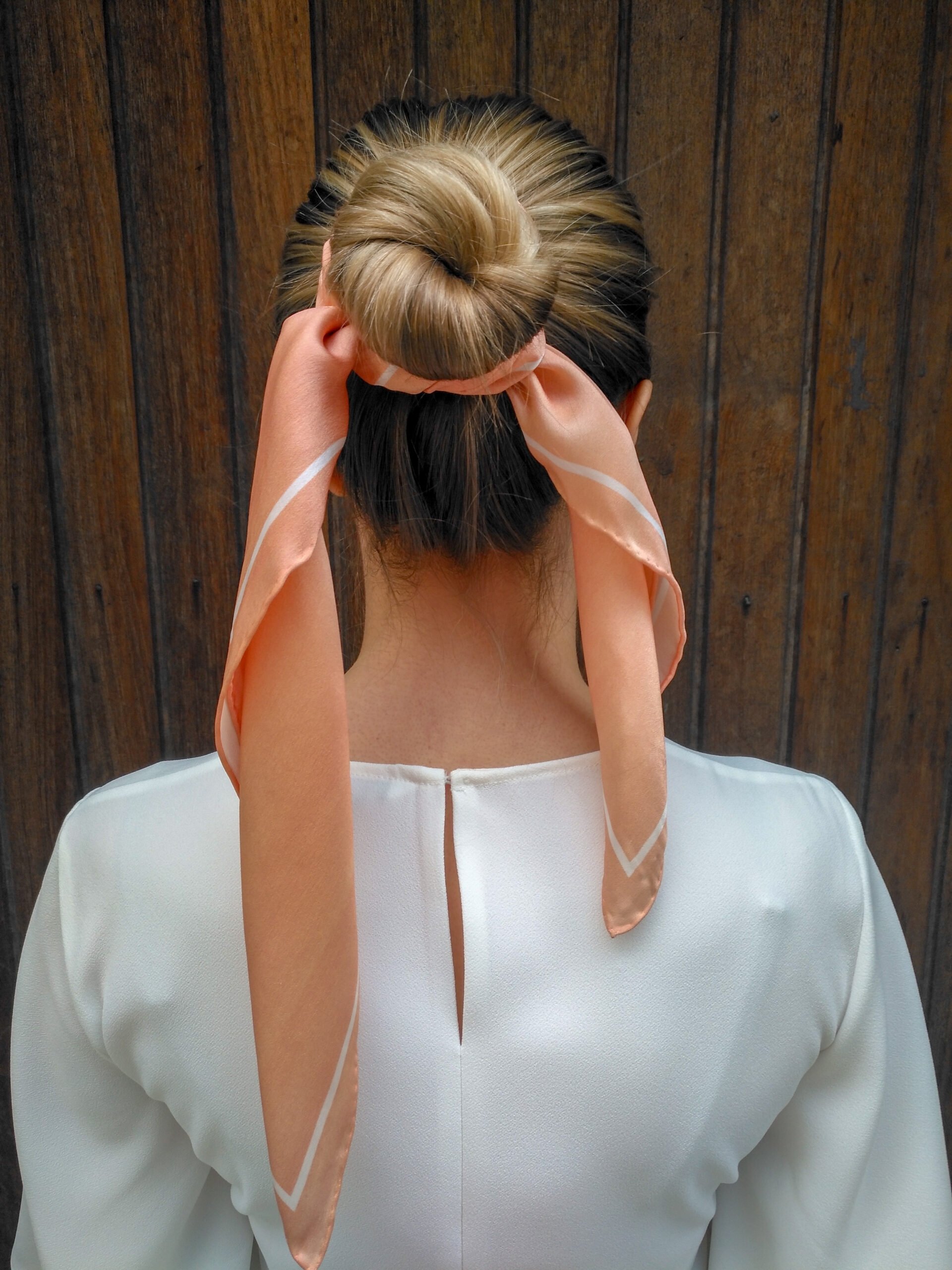 Easy hair styling ideas with a small silk scarf - Studio Heijne