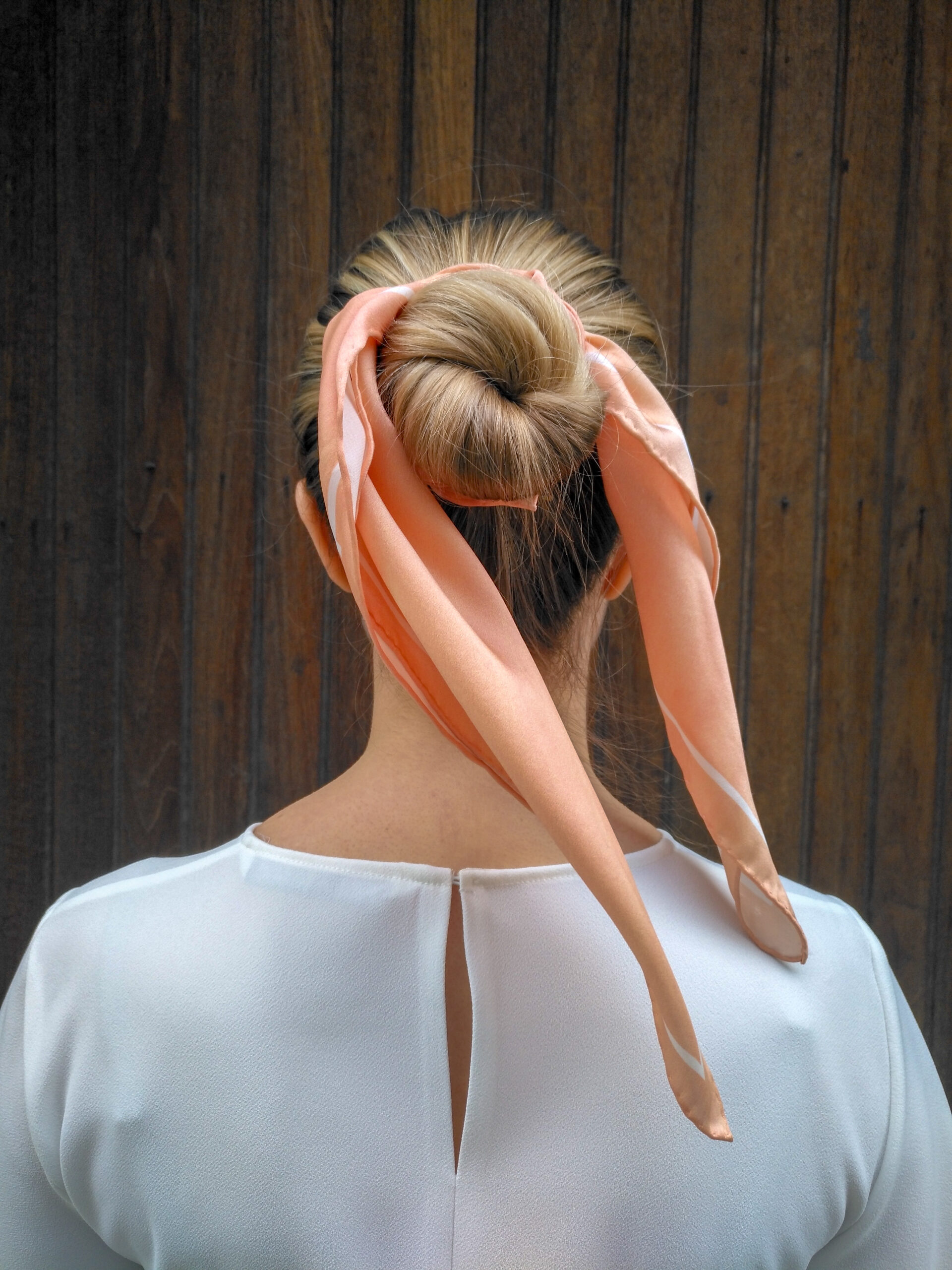 Easy hair styling ideas with a small silk scarf - Studio Heijne