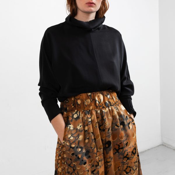Custom-fit black top