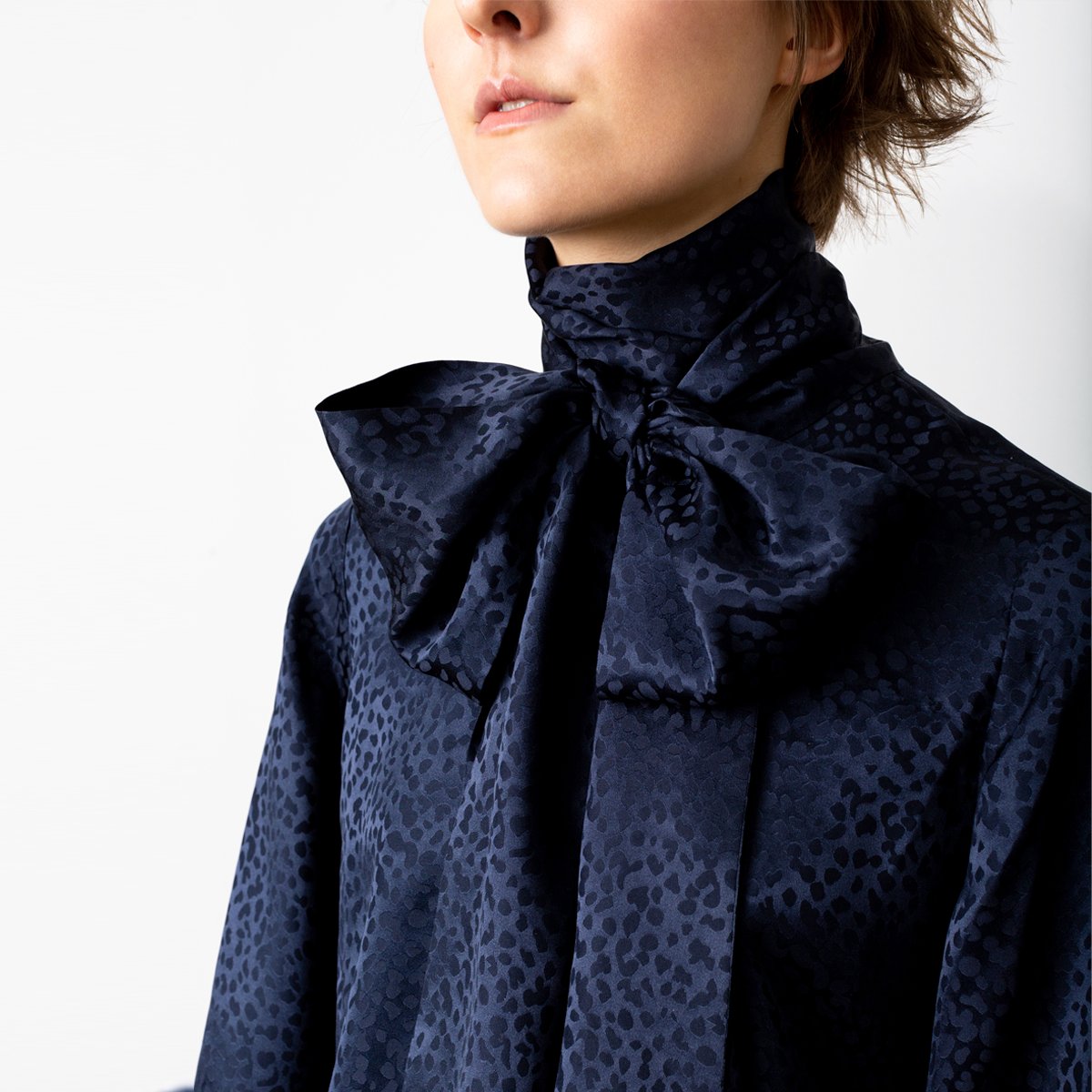 Bow tie blouse navy in limited edition silk jaquard - Studio Heijne