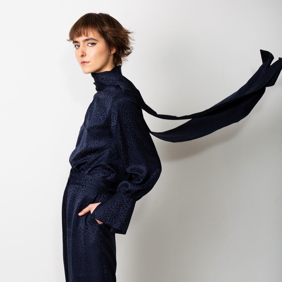 Bow tie blouse navy RTW in limited edition silk jaquard - Studio