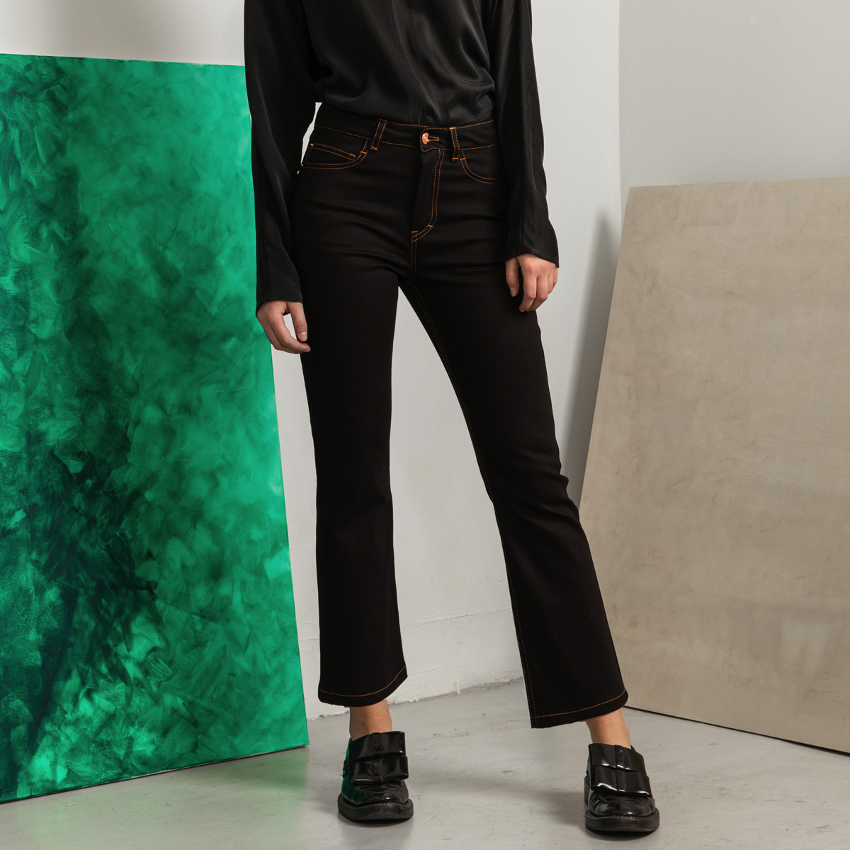Flared black jeans with tobacco stitch, cropped