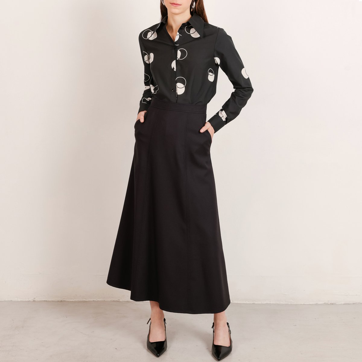Long a-line skirt Flow in black wool made-to-measure - Studio Heijne